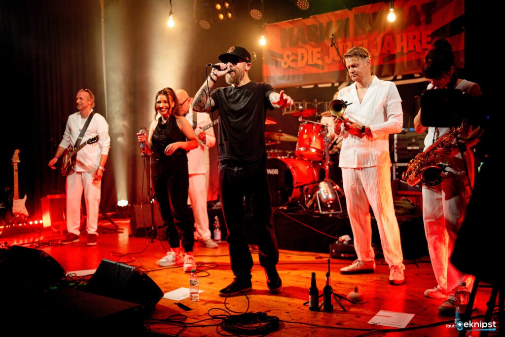 Band spielt live auf der Bühne