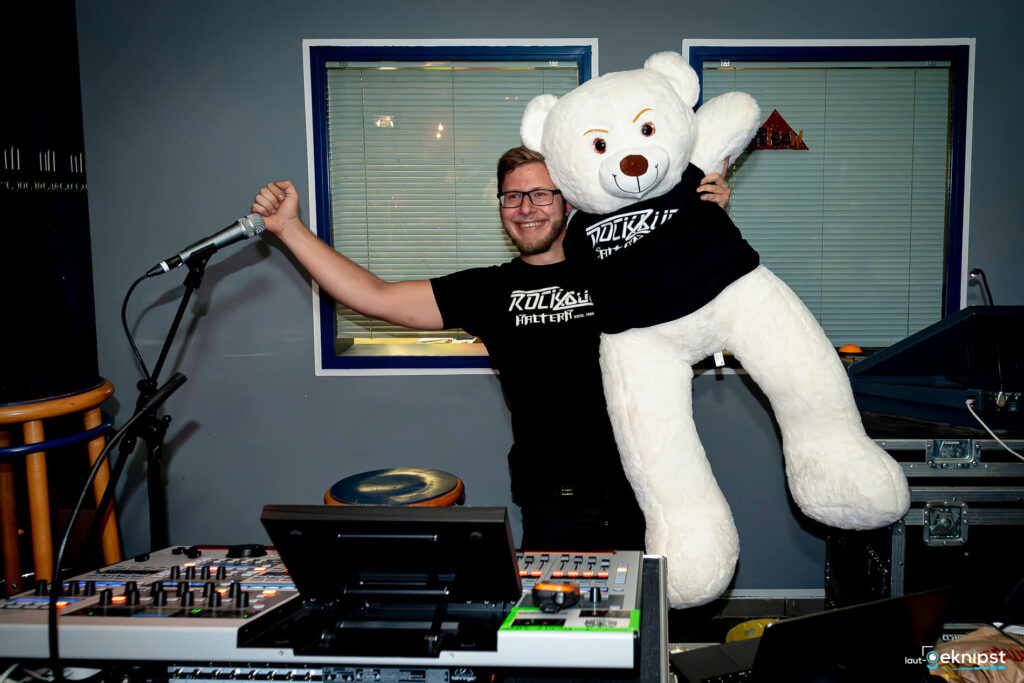 Mann mit Plüschbär im Musikstudio