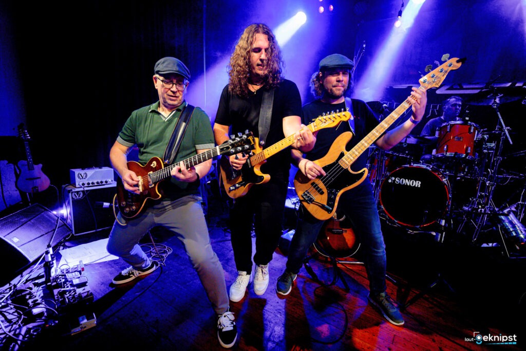 Rockband spielt live auf Bühne mit Gitarren