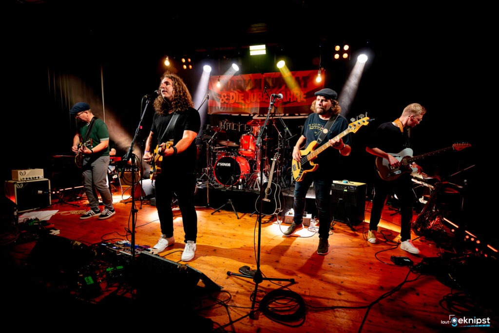 Band spielt Live-Konzert auf einer Bühne