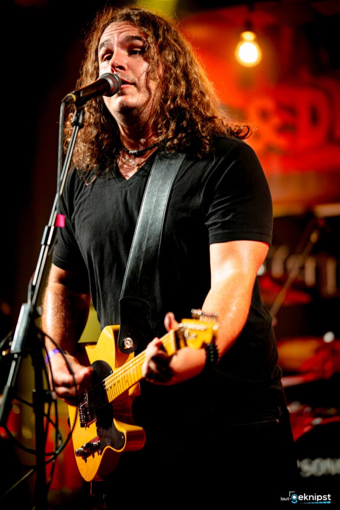 Gitarrist singt auf der Bühne, Rockkonzert