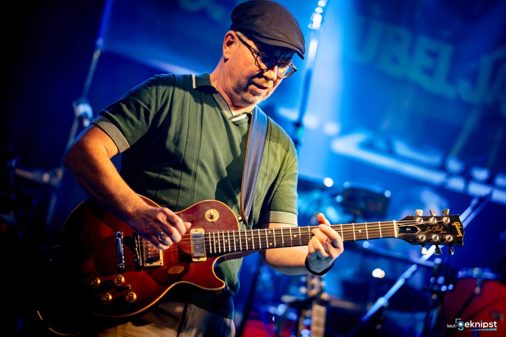 Musiker spielt Gitarre auf der Bühne