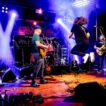 Bandauftritt mit energiegeladener Bühnenperformance