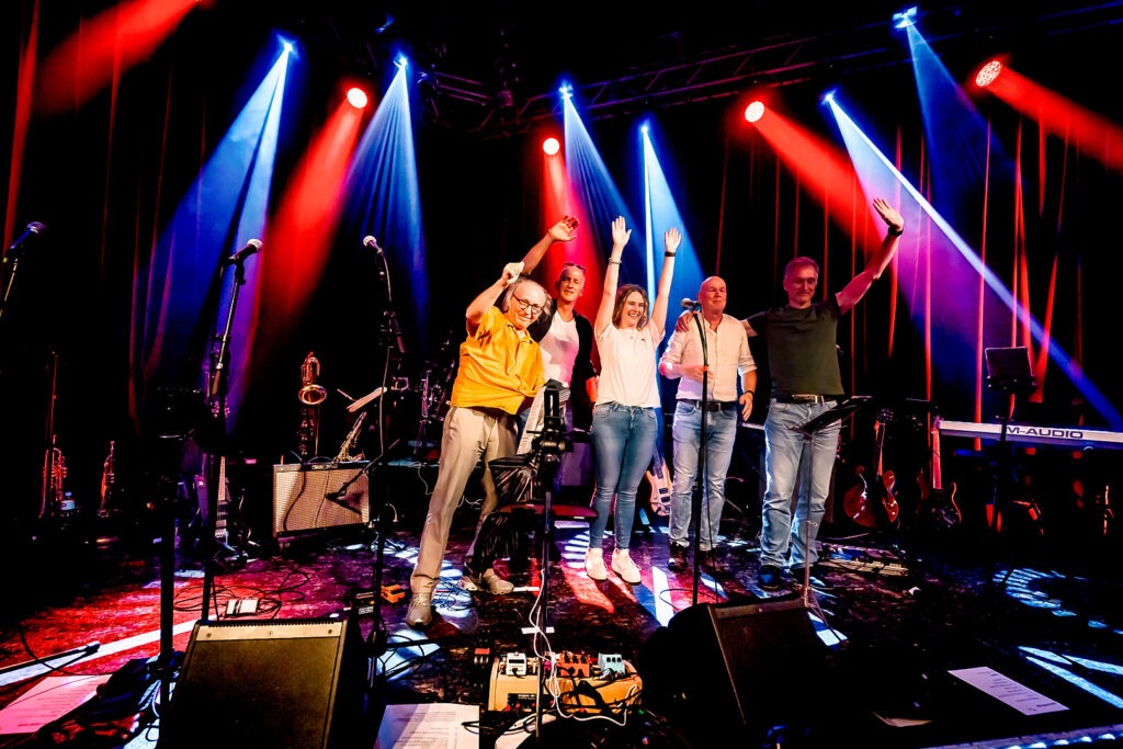 Band auf Bühne mit bunten Lichtern
