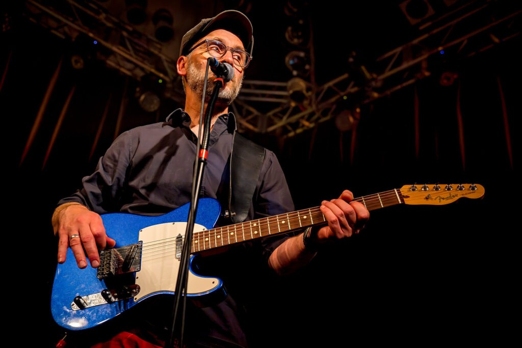 Gitarrist mit blauer E-Gitarre