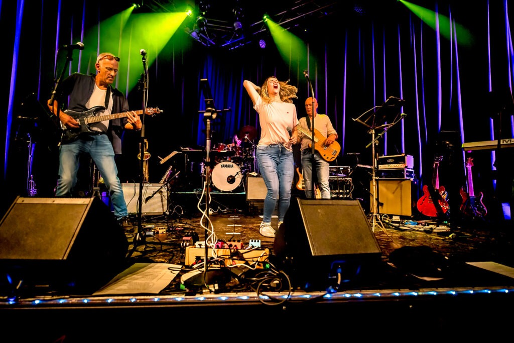 Band spielt live auf der Bühne