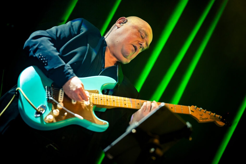 Mann spielt elektrische Gitarre auf der Bühne
