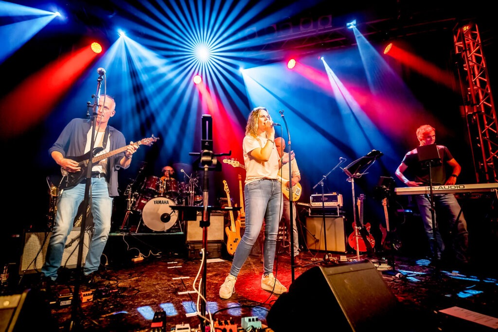 Band spielt mit bunter Bühnenbeleuchtung