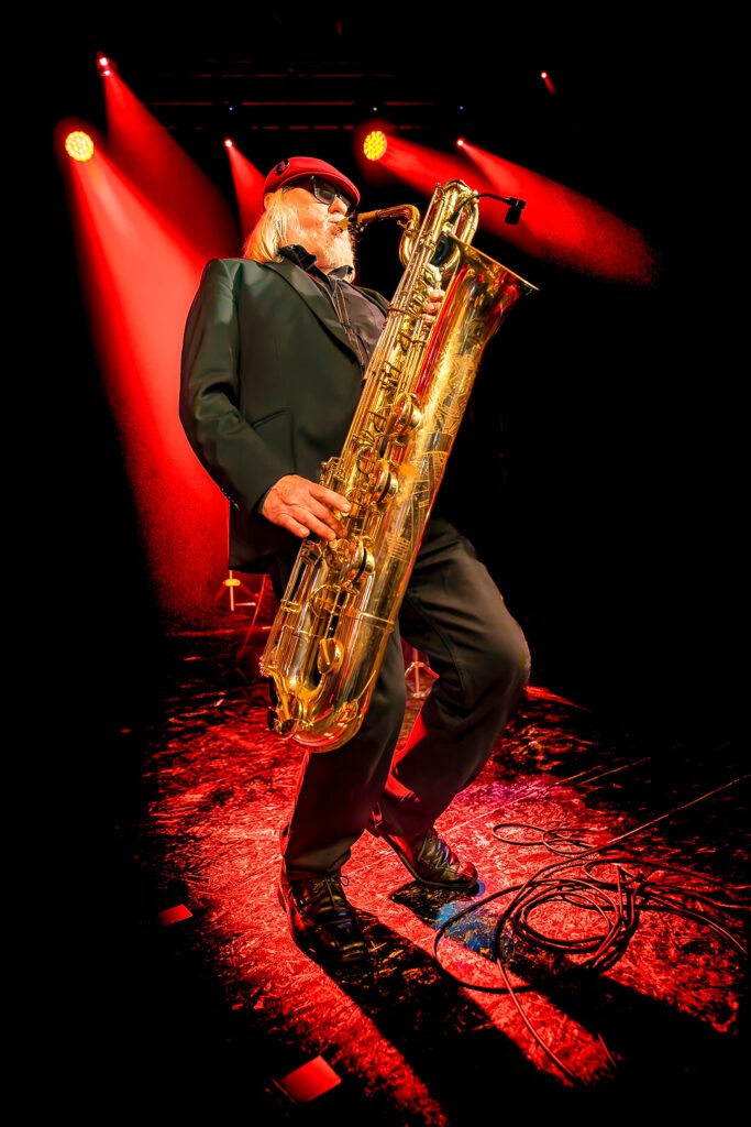 Musiker spielt Saxofon auf der Bühne