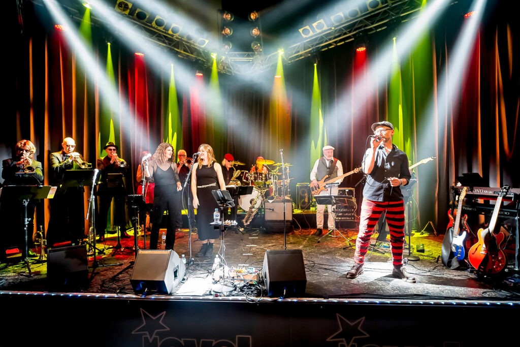 Live-Band auf Bühne mit Lichtern.