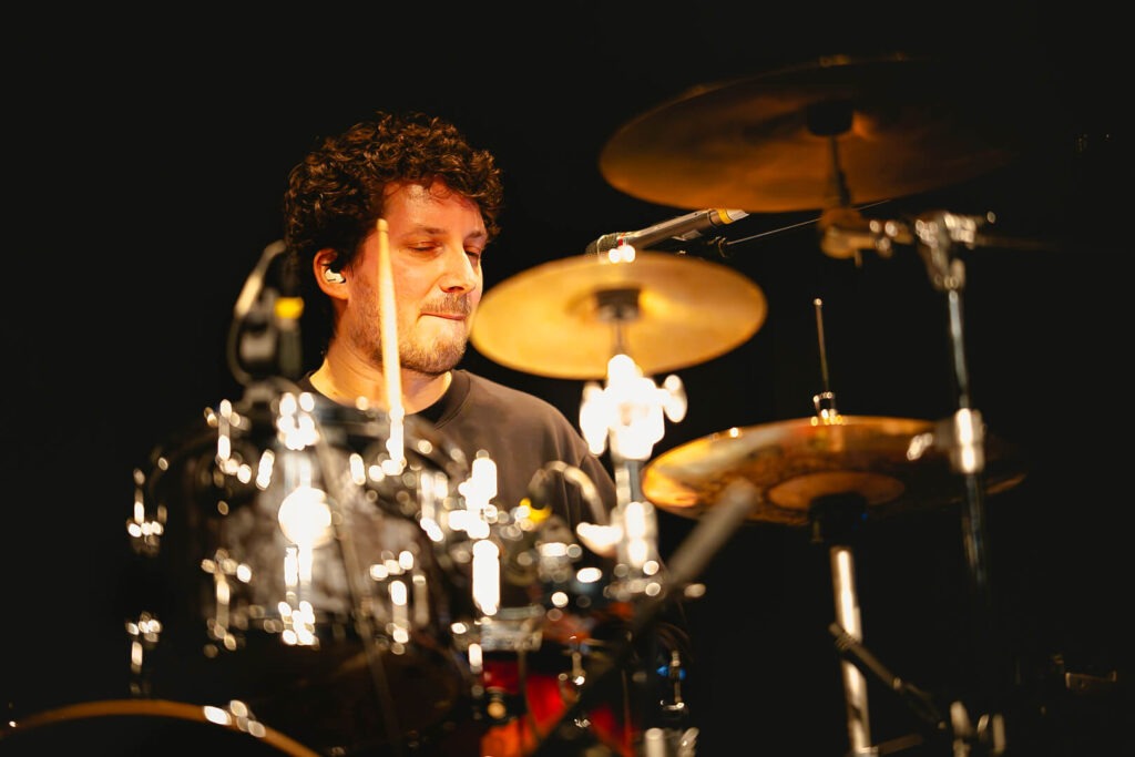 Drummer spielt auf der Bühne