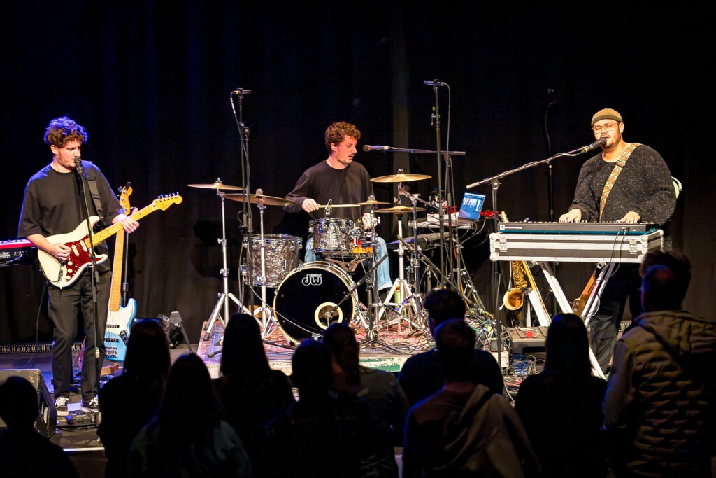 Band spielt auf Bühne vor Publikum