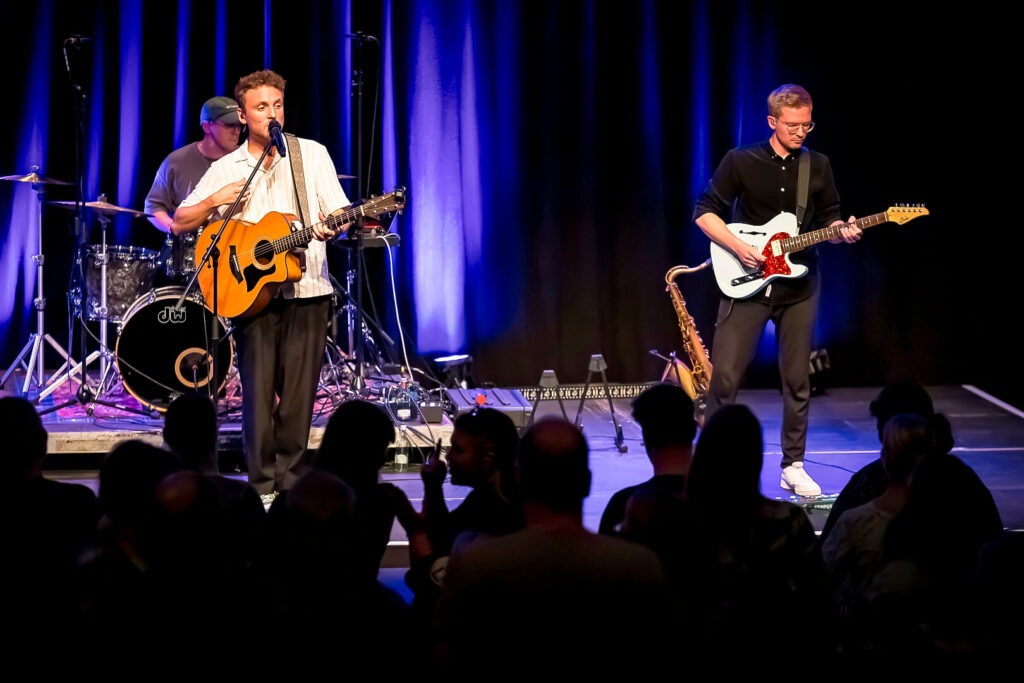 Band spielt Live-Musik auf der Bühne.