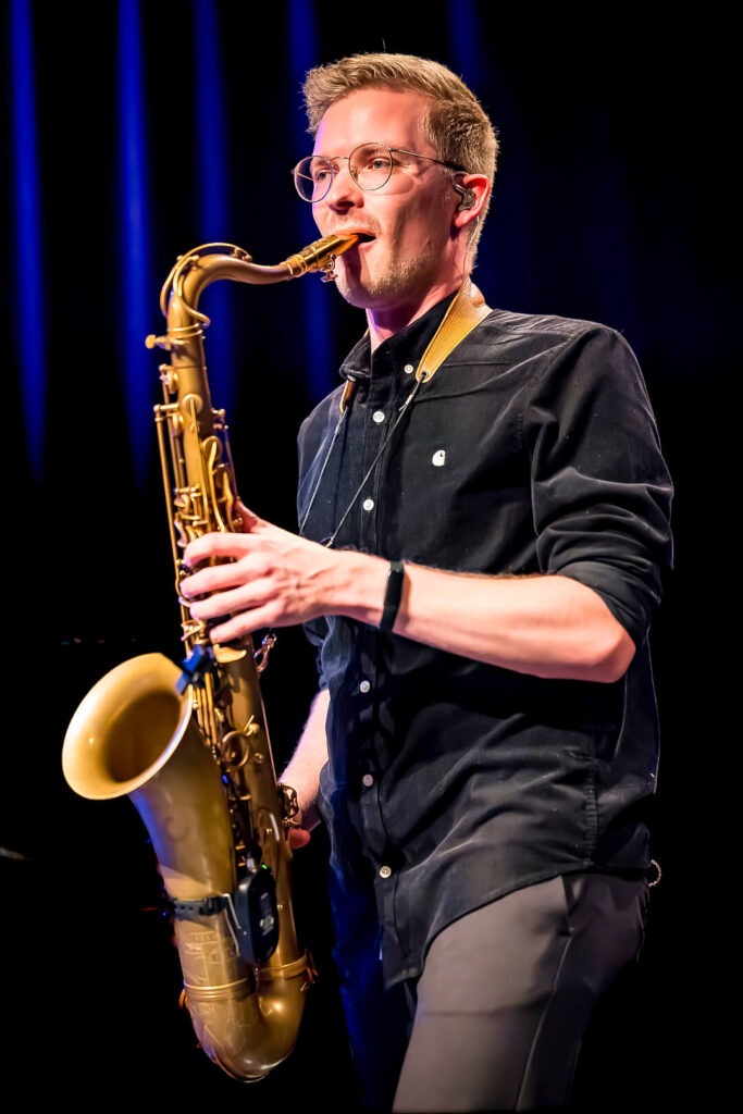 Person spielt Saxophon auf der Bühne