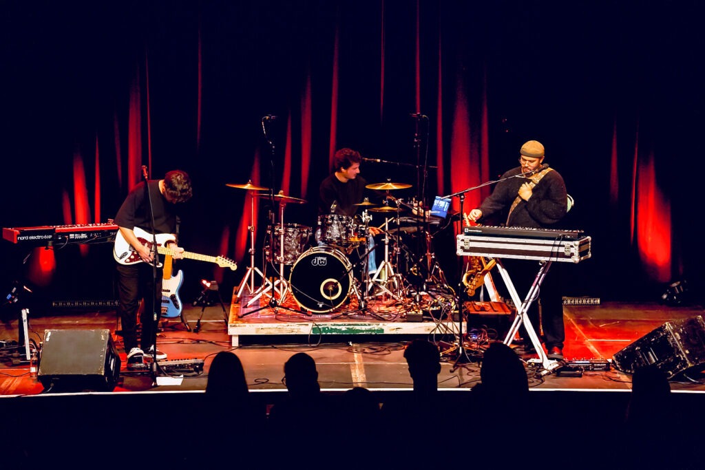 Band spielt Live-Musik auf der Bühne.