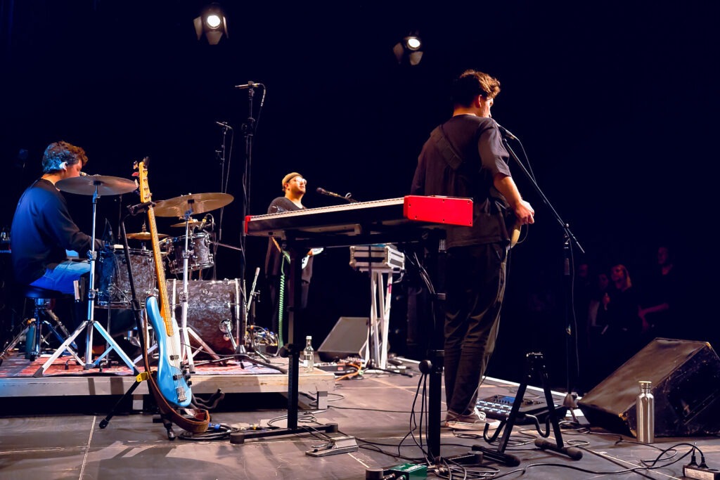 Band spielt Live-Konzert auf der Bühne.