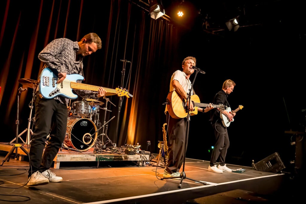 Band spielt Live-Musik auf der Bühne