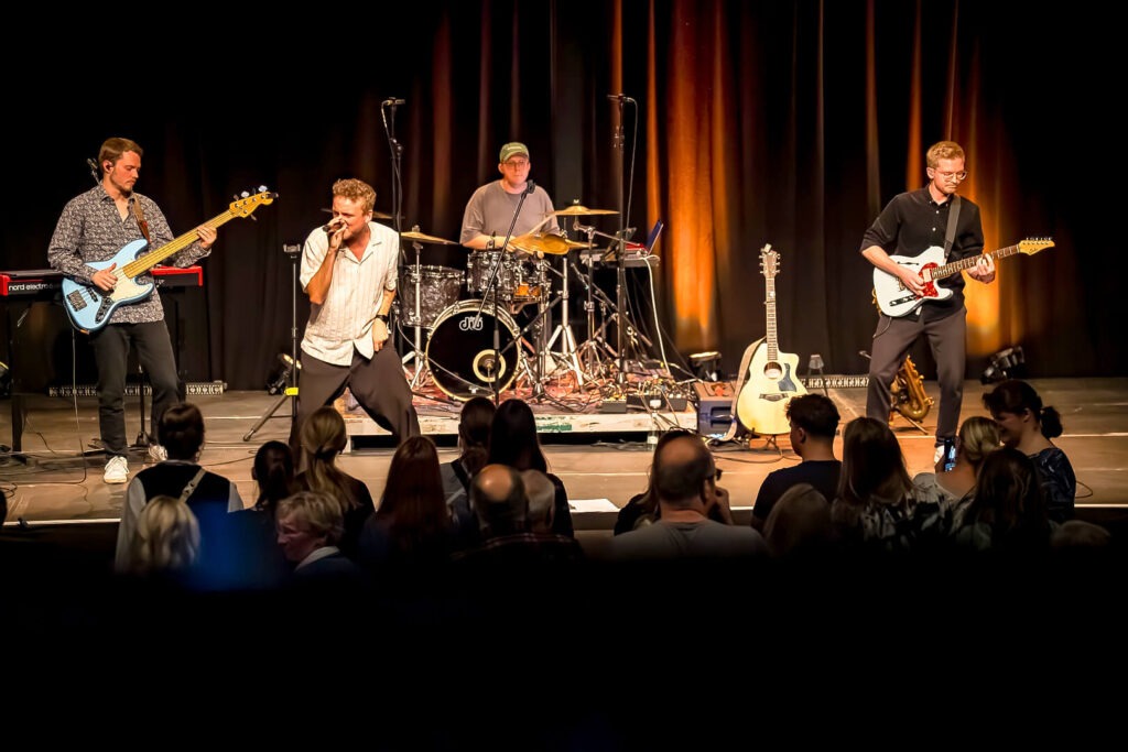 Band auf der Bühne vor Publikum