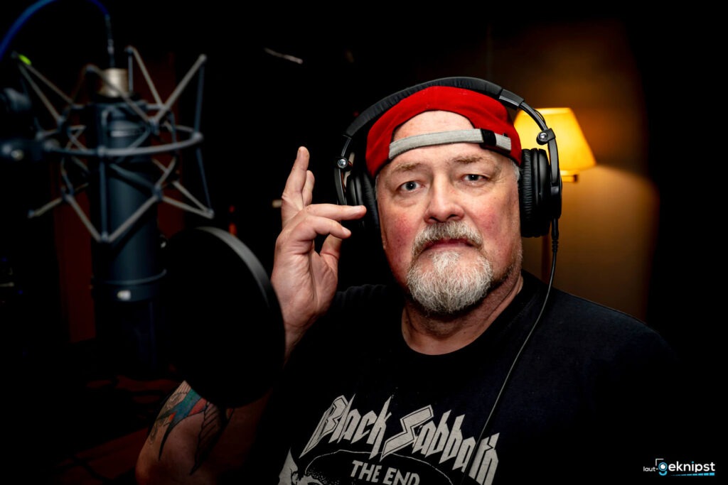Mann mit Kopfhörern im Aufnahmestudio