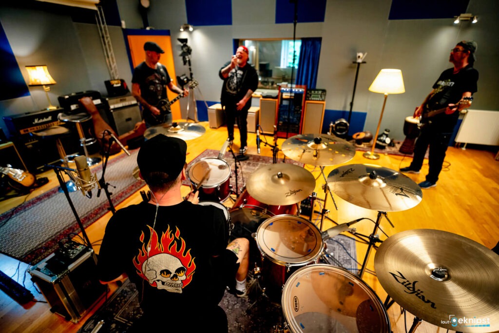 Band im Tonstudio während Probe