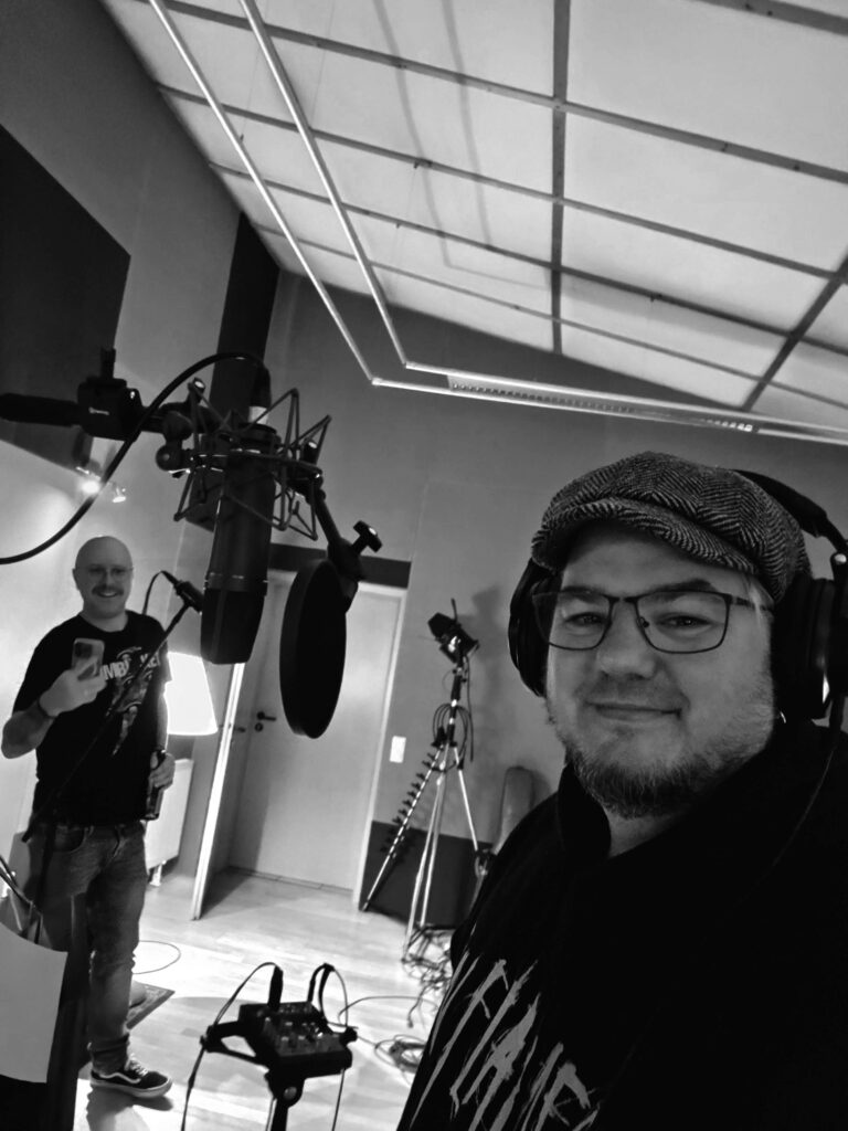 Zwei Männer im Aufnahmestudio mit Mikrofonen