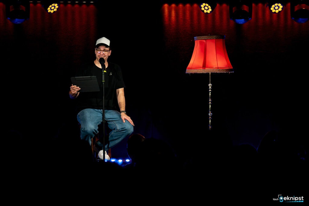 Person auf Bühne mit Lampe im Hintergrund