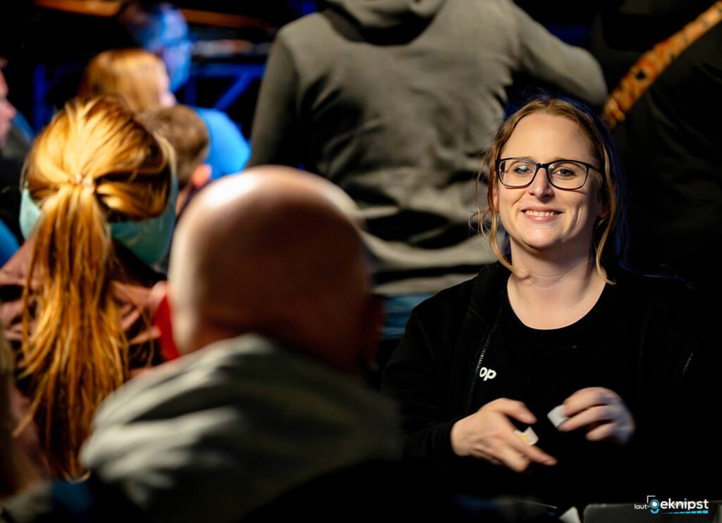 Lächelnde Frau mit Brille bei Veranstaltung