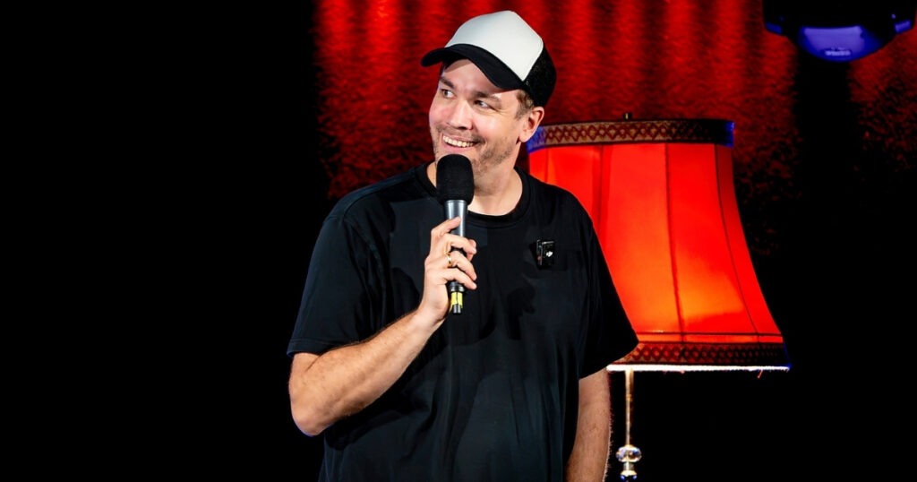 Mann mit Mikrofon und roter Lampe