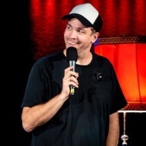 Mann mit Mikrofon und roter Lampe