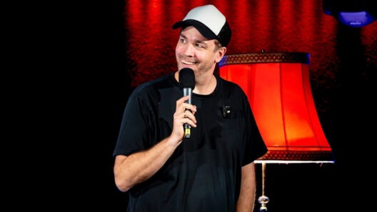 Mann mit Mikrofon und roter Lampe