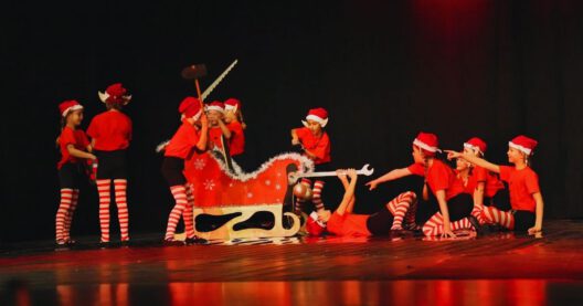 Kinder in Weihnachtskostümen mit Schlitten improvisieren