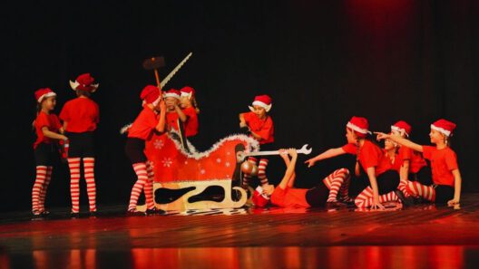 Kinder in Weihnachtskostümen mit Schlitten improvisieren