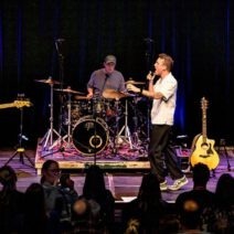 Band spielt Live-Konzert auf Bühne