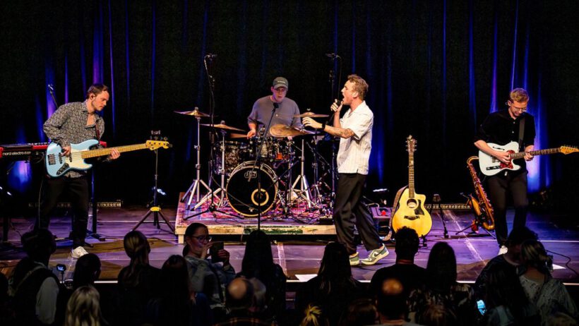Band spielt Live-Konzert auf Bühne