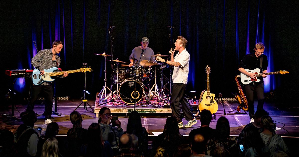 Band spielt Live-Konzert auf Bühne