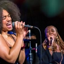 Zwei Frauen singen leidenschaftlich auf der Bühne.