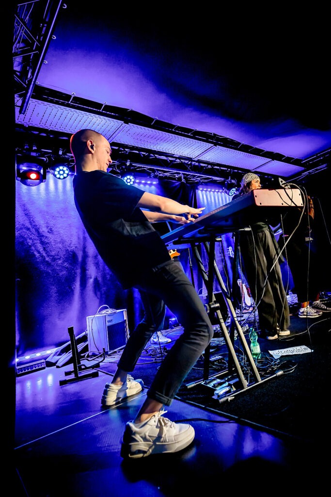 Keyboardspieler auf einer Bühne bei Konzert