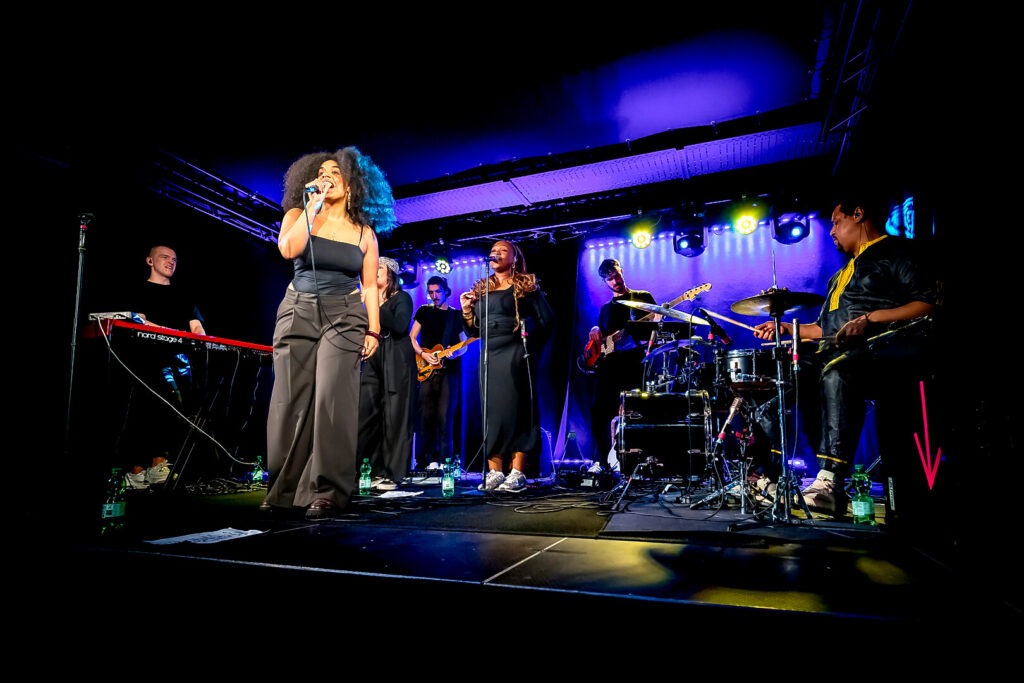 Band spielt live auf der Bühne.