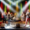 Band auf der Bühne mit farbigem Licht