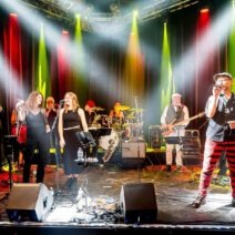 Band auf der Bühne mit farbigem Licht