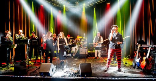 Band auf der Bühne mit farbigem Licht