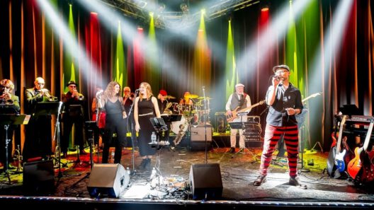 Band auf der Bühne mit farbigem Licht