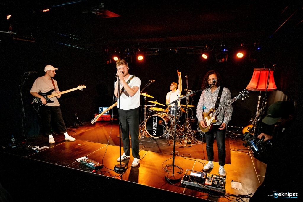 Band spielt live auf Bühne