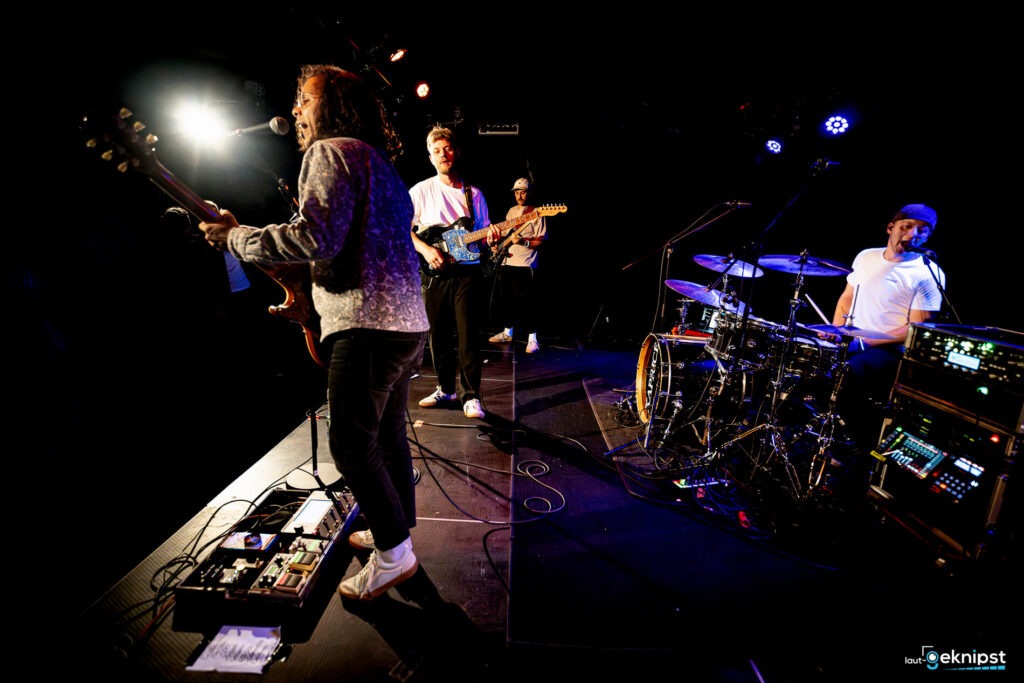 Band spielt auf einer Bühne bei Konzert