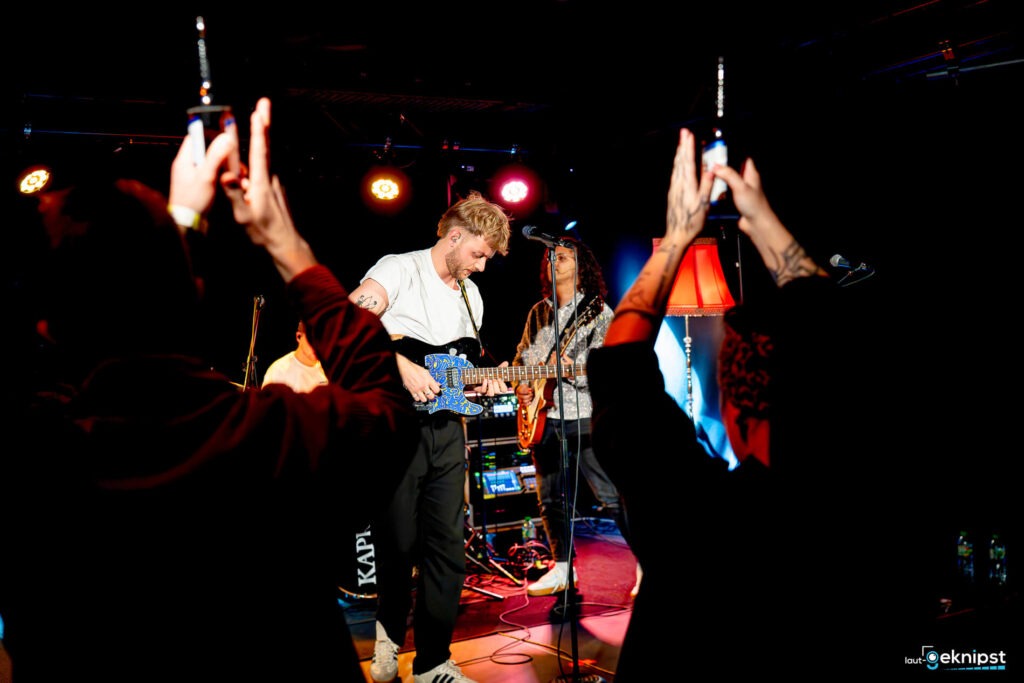 Live-Konzert mit Gitarre und Publikum