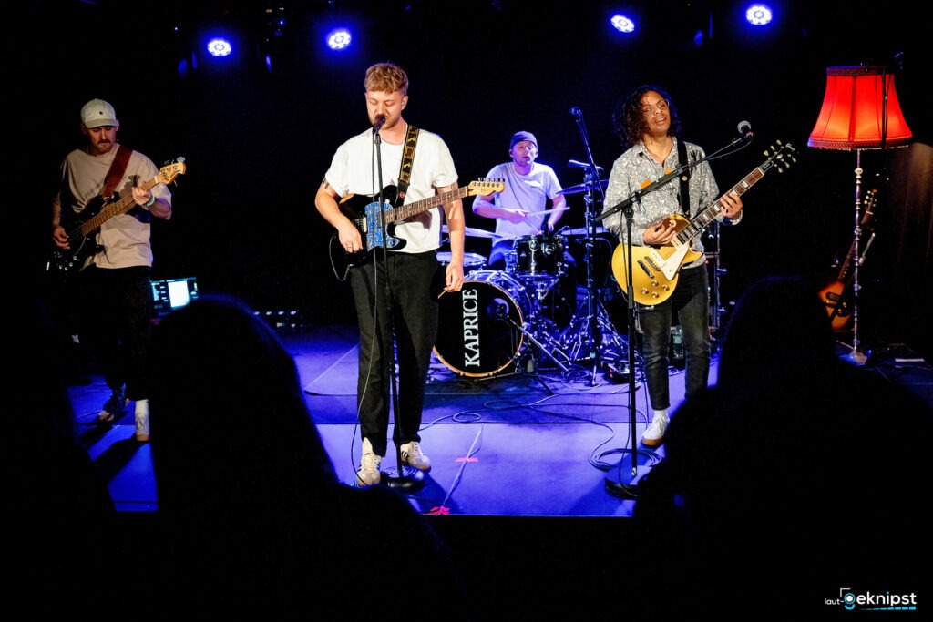 Band spielt auf Bühne mit Instrumenten
