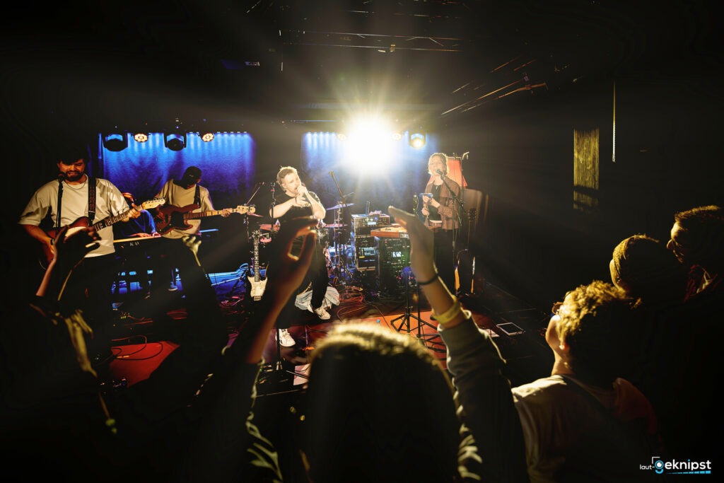 Band spielt auf Bühne vor Publikum