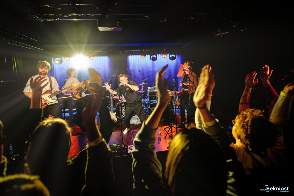 Band tritt live vor Publikum auf