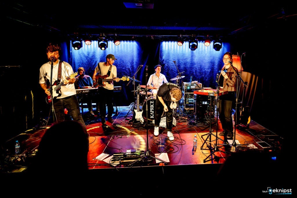 Band spielt live auf Bühne mit Instrumenten