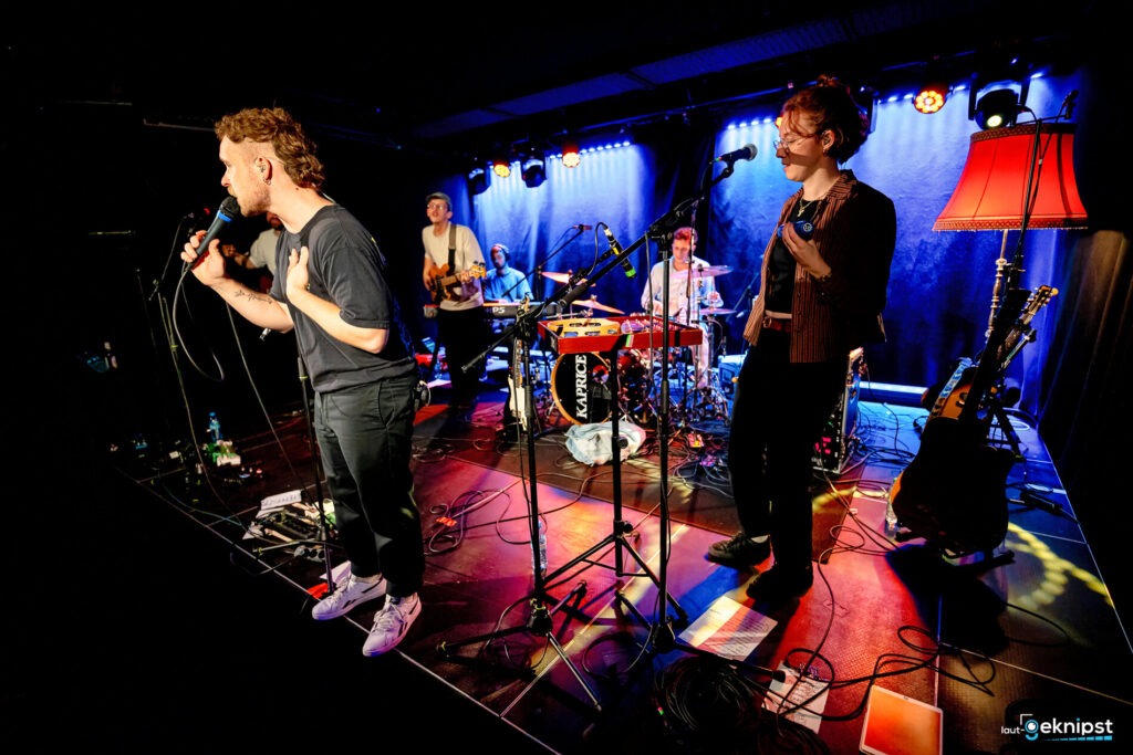 Band spielt live auf Bühne